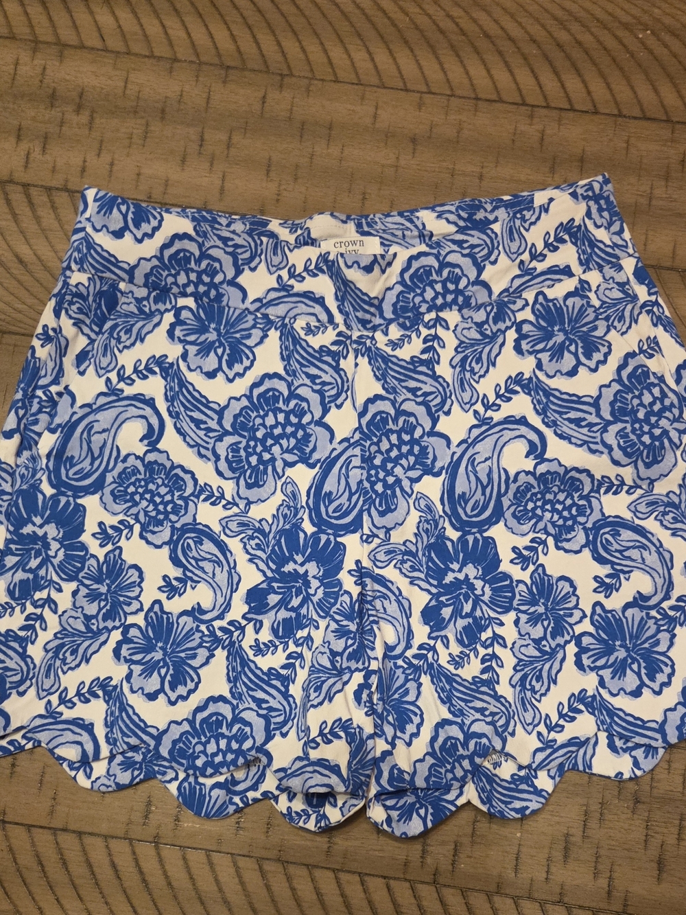 crown & ivy Blue and White Floral Scalloped Hem Shorts